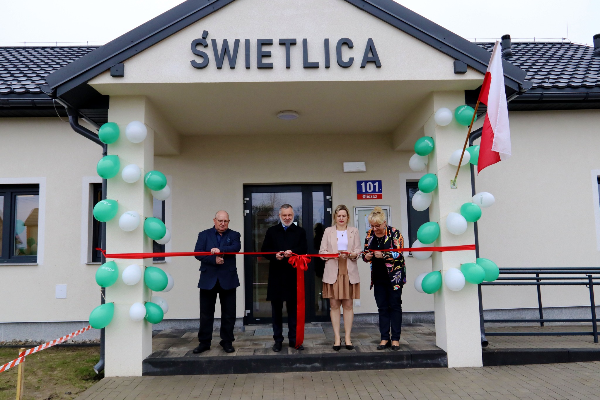 Przecięcie wstęgi - otwarcie świetlicy w Gliszczu