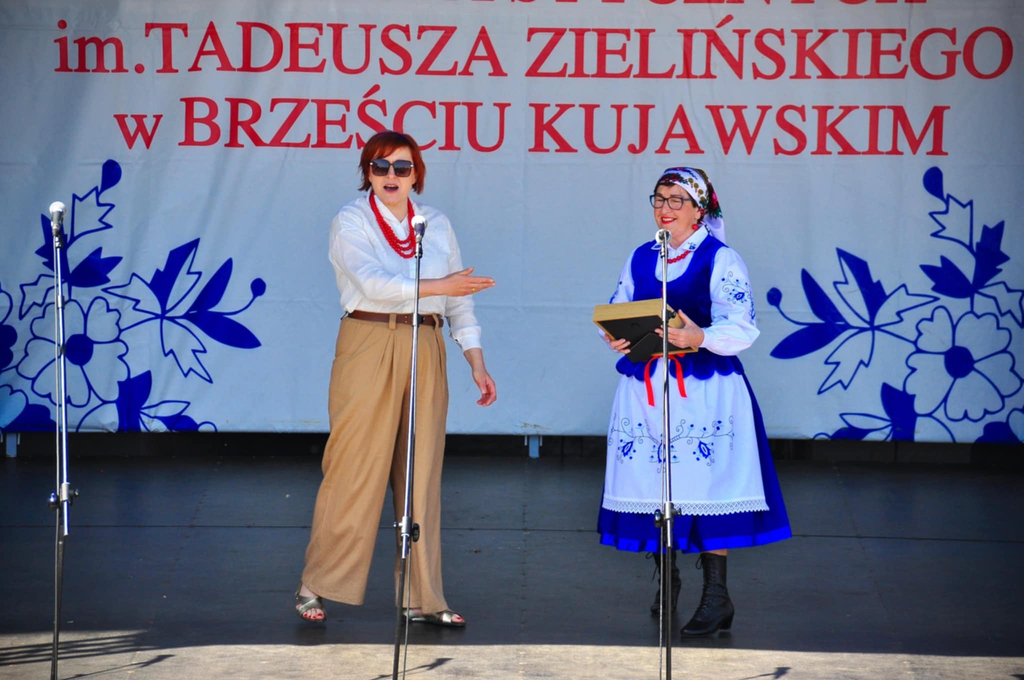Zespoł Wrzos na festiwalu w Brześciu Kujawskim Zespół Wrzos na festiwalu w Brześciu Kujawskim