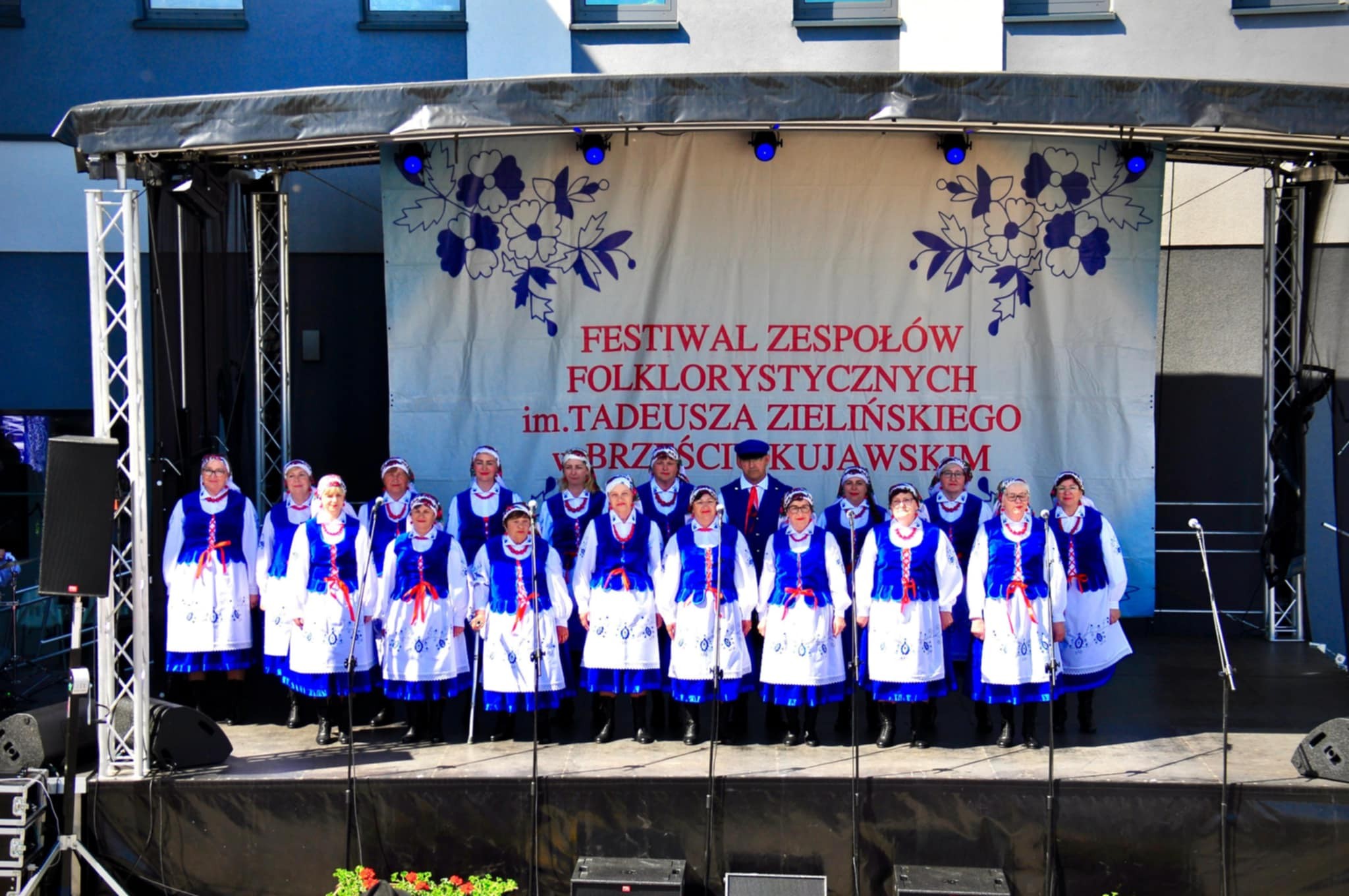 Zespół Wrzos na festiwalu w Brześciu Kujawskim Zespół Wrzos na festiwalu w Brześciu Kujawskim