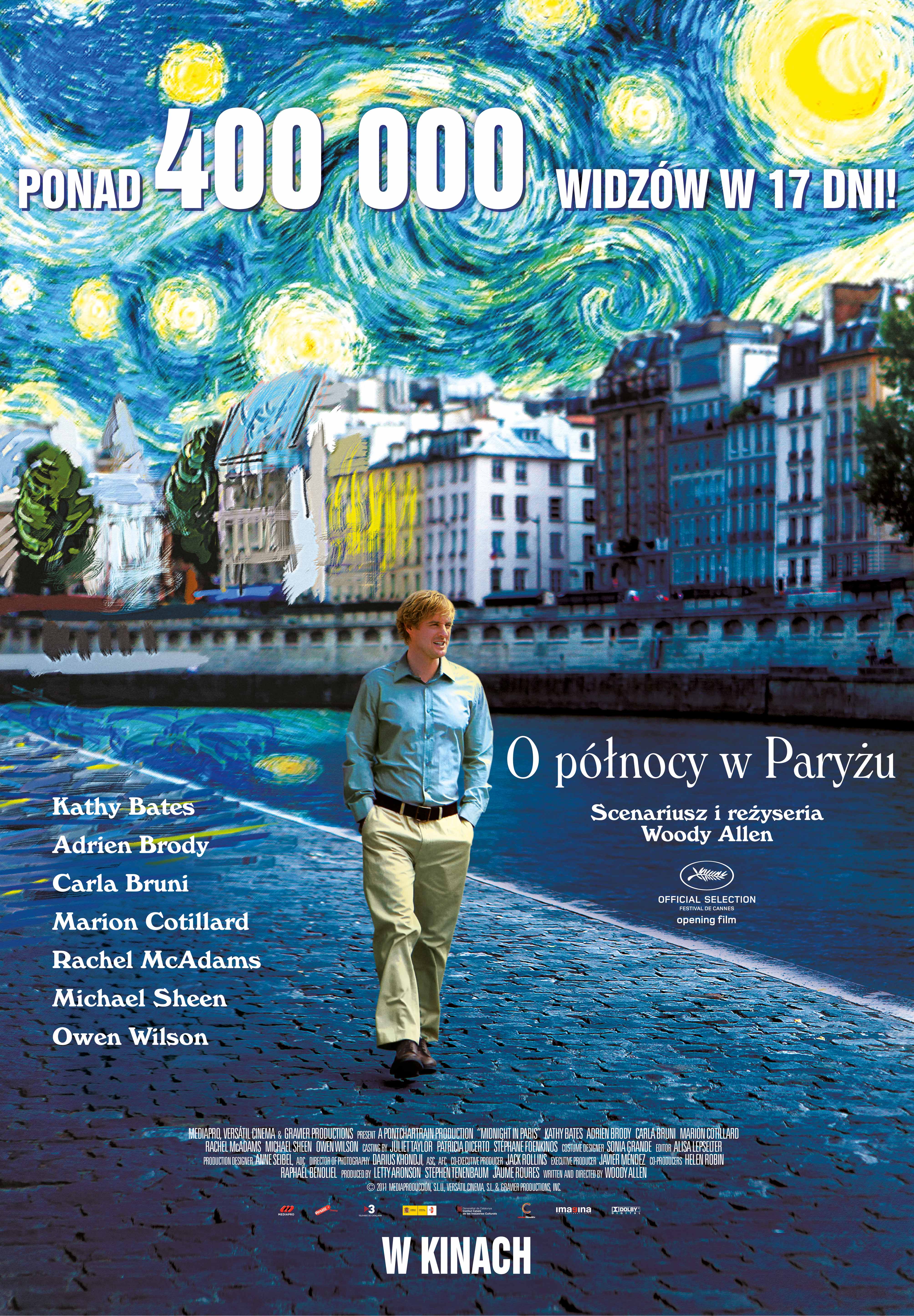 Plakat ukazuje mężczyznę idącego nad Sekwaną na tle paryskich kamienic i nieba w stylu van Gogha. Na g&oacute;rze widnieją nazwiska aktor&oacute;w i gwiazdki, centralnie tytuł &bdquo;O p&oacute;łnocy w Paryżu&rdquo;, a w dole kr&oacute;tkie opinie krytyk&oacute;w. Dominuje intensywny niebieski kolor.